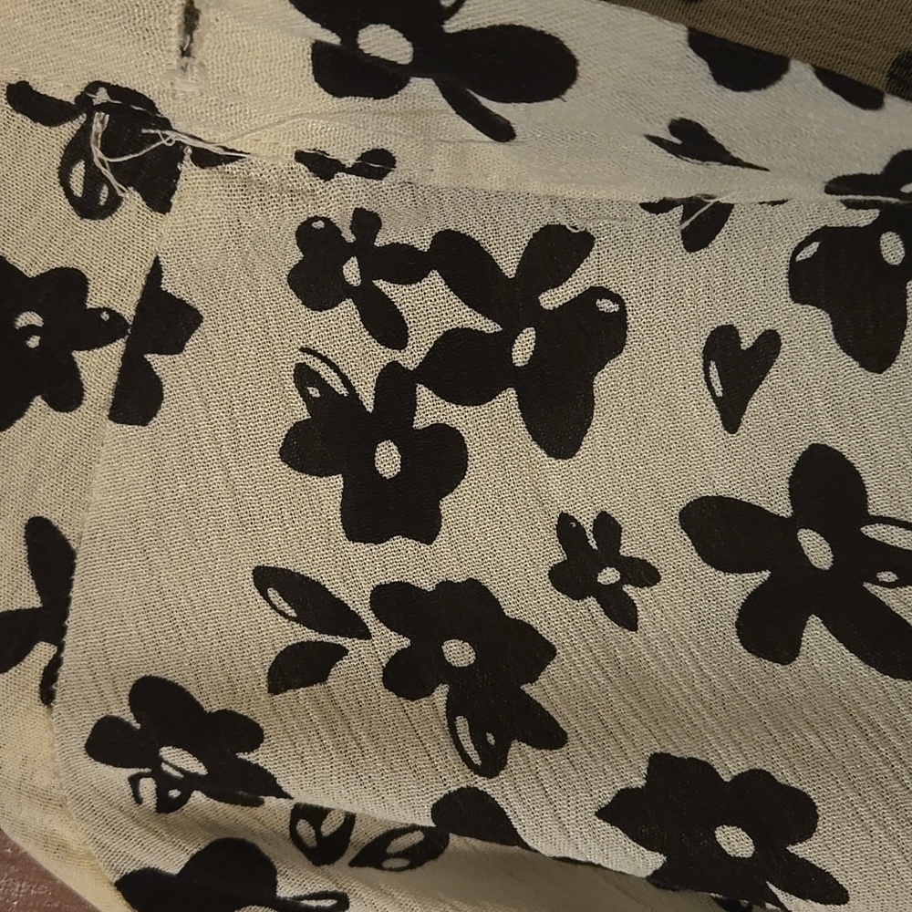 Nwt kendall and kylie floral Black and Cream Women's skirt size xs (bin xl) - Picture 4 of 5